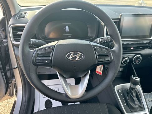 Used 2024 Hyundai Venue SE image 16