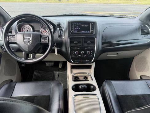 Used 2017 Dodge Grand Caravan SXT image 16