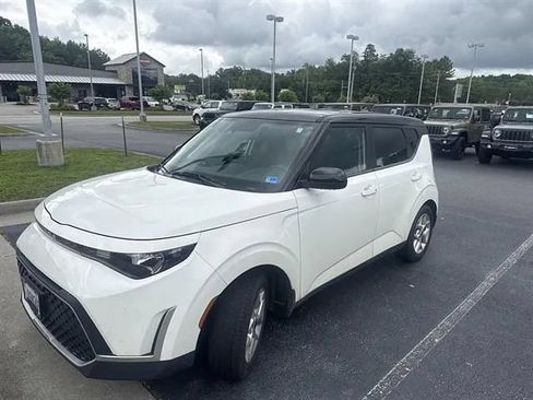 Used 2023 Kia Soul S FWD image 1