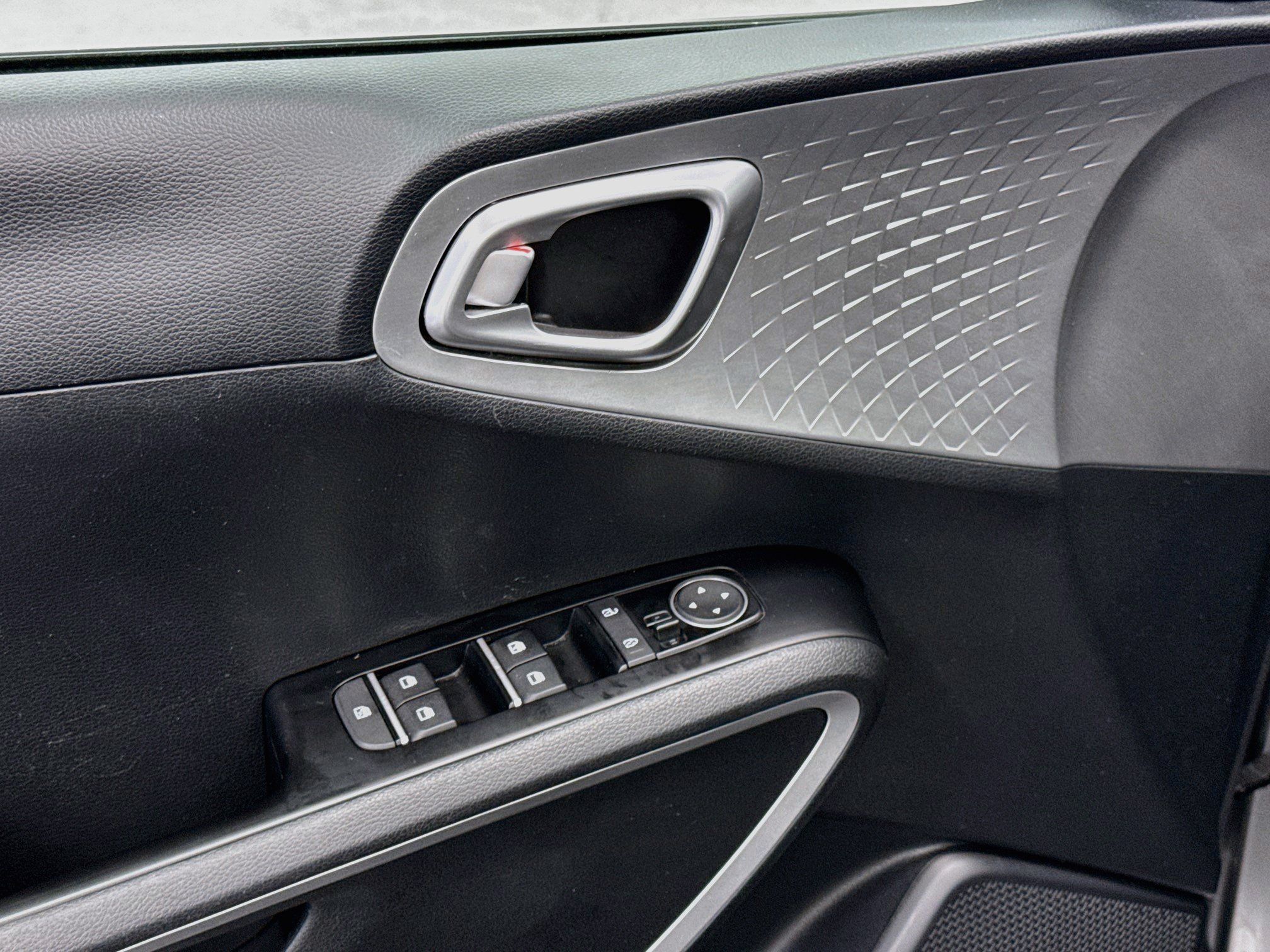 Used 2025 Kia Soul LX w/ LX Technology Package FWD image 15