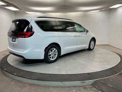 Used 2022 Chrysler Pacifica Touring-L image 5