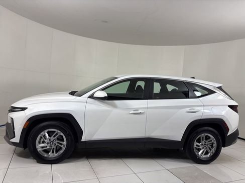 Certified 2025 Hyundai Tucson SE image 2