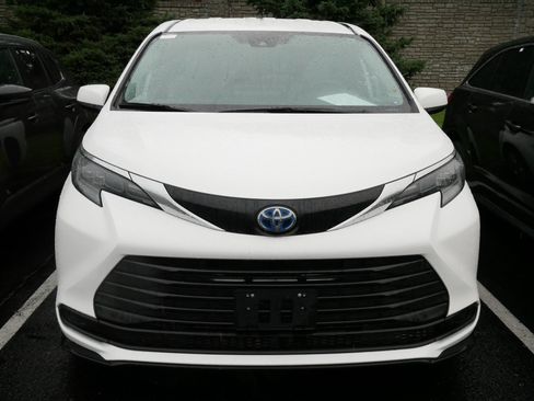 Certified 2025 Toyota Sienna LE FWD image 2