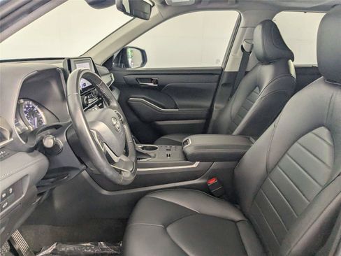 Used 2023 Toyota Highlander XLE FWD image 12
