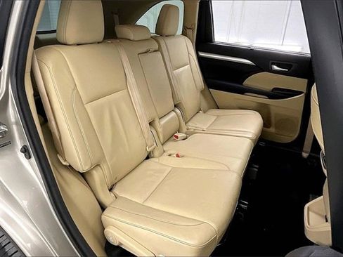 Used 2014 Toyota Highlander XLE image 19