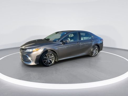 Used 2023 Toyota Camry XLE w/ Cold Weather Package image 5