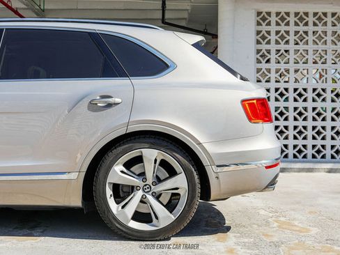 Used 2017 Bentley Bentayga image 5