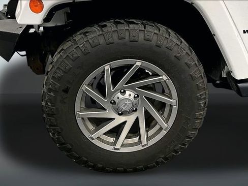 Used 2017 Jeep Wrangler Unlimited Sahara AWD/4WD image 28