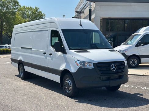 New 2025 Mercedes-Benz Sprinter 4500 image 1