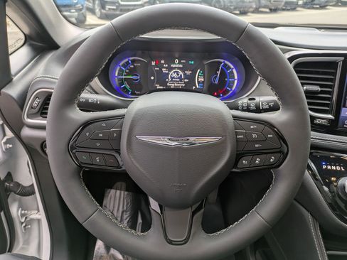 Used 2023 Chrysler Pacifica Limited w/ S Appearance Package image 17