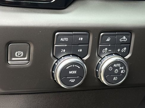 Used 2024 GMC Sierra 1500 AT4 w/ Technology Package AWD/4WD image 23