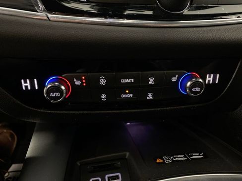 Used 2023 Buick Enclave Essence image 18