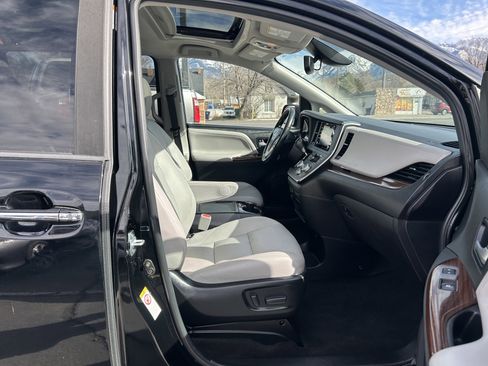 Used 2018 Toyota Sienna Limited w/ Carpet Mat Package image 20