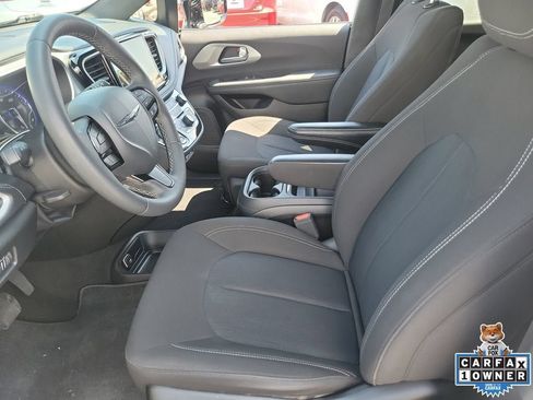 Used 2024 Chrysler Pacifica Touring FWD image 15