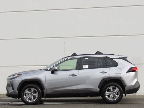 New 2025 Toyota RAV4 XLE w/ Convenience Package AWD/4WD image 4