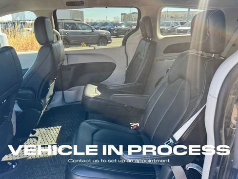 Used 2024 Chrysler Pacifica Touring-L image 9