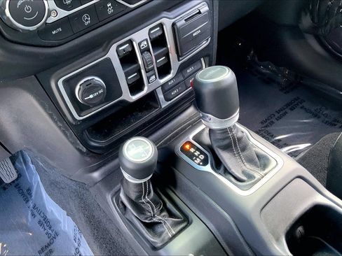 Used 2020 Jeep Gladiator Overland w/ Dual Top Group AWD/4WD image 16