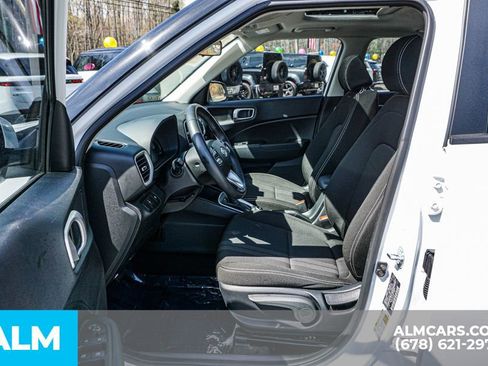 Used 2025 Hyundai Venue SEL image 18