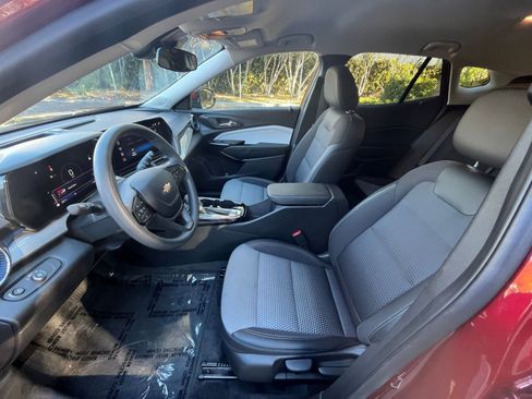 Used 2025 Chevrolet Trax LT image 24