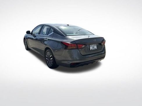 Used 2025 Nissan Altima 2.5 SV FWD image 5