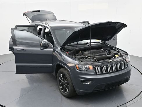 Used 2018 Jeep Grand Cherokee Altitude image 39
