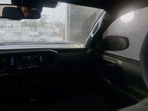 Used 2019 Toyota Tacoma TRD Sport AWD/4WD image 18
