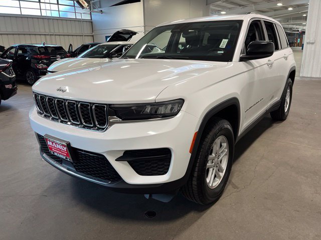 Used 2023 Jeep Grand Cherokee Laredo AWD/4WD image 7