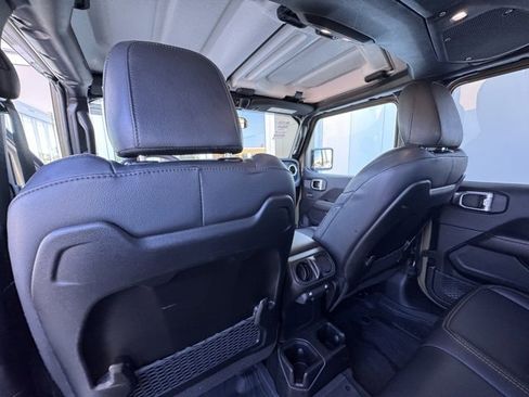 Used 2025 Jeep Gladiator Sport image 17