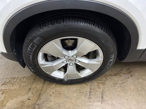 Used 2019 Volvo XC40 T4 Momentum image 32