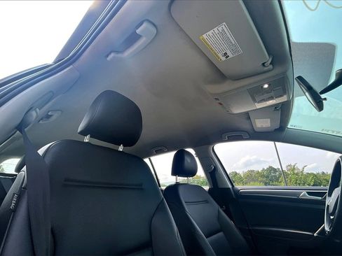 Used 2017 Volkswagen Golf Alltrack S image 19