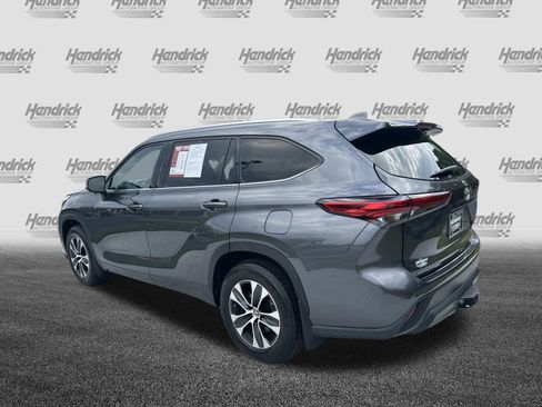 Used 2020 Toyota Highlander XLE AWD/4WD image 8