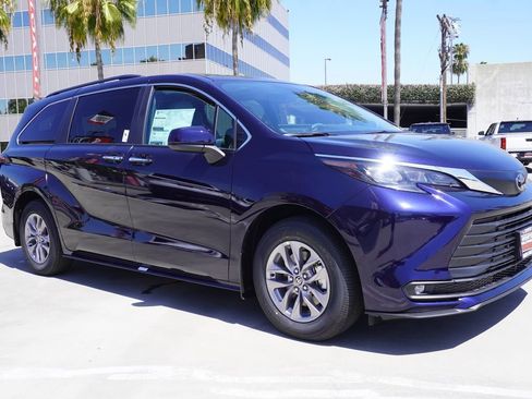 New 2026 Toyota Sienna XLE FWD image 3