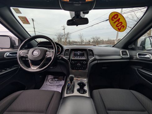 Used 2019 Jeep Grand Cherokee Laredo image 2