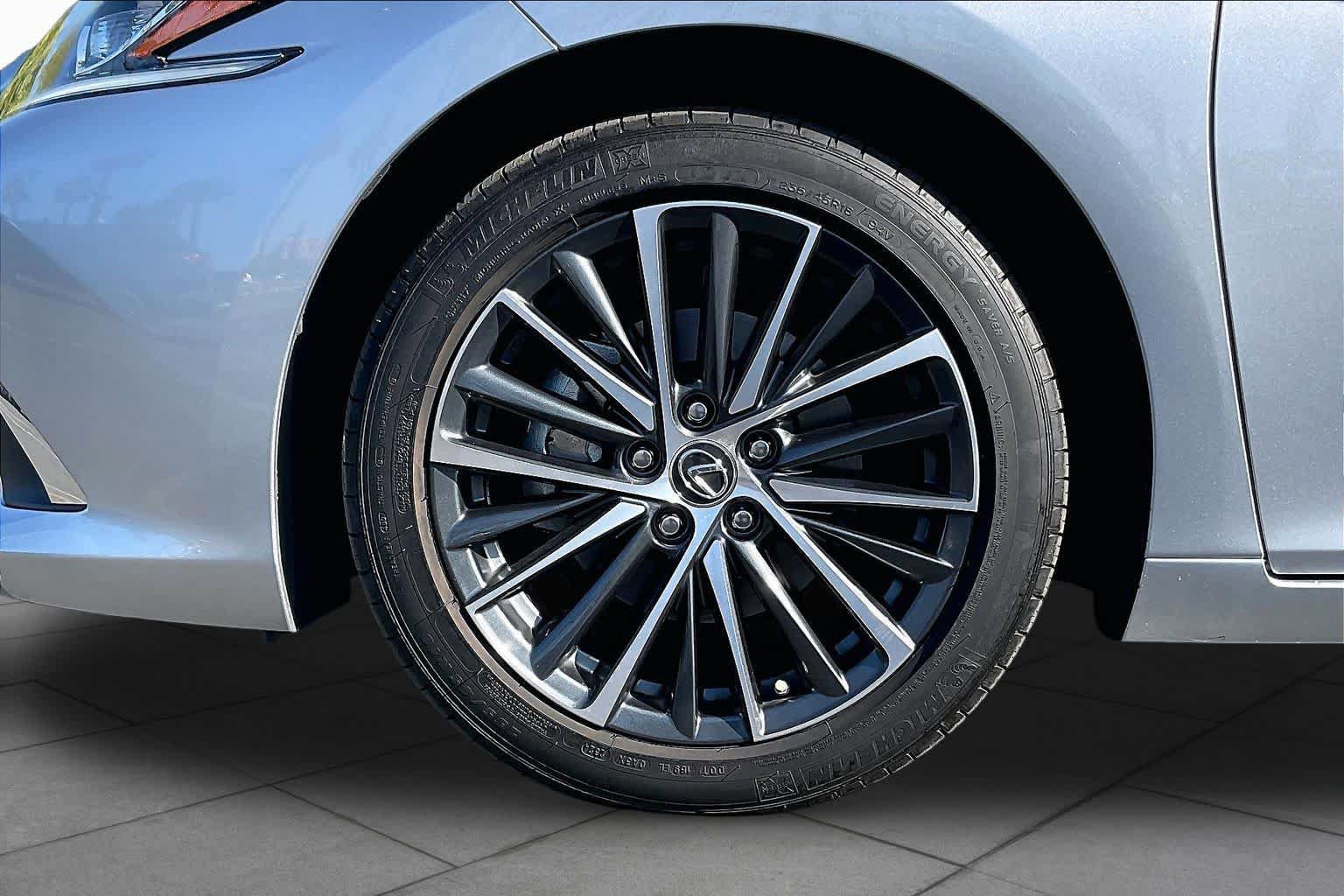 Used 2025 Lexus ES 300h w/ Premium Package FWD image 10