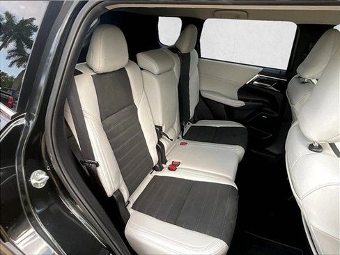 Used 2025 Mitsubishi Outlander SE FWD image 23