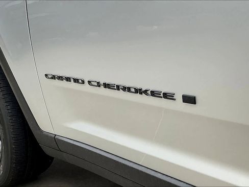 New 2025 Jeep Grand Cherokee Altitude image 15