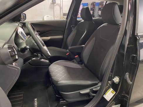 Used 2019 Nissan Kicks FWD image 17