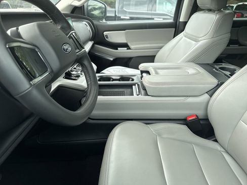 Used 2025 Ford Expedition Active AWD/4WD image 11