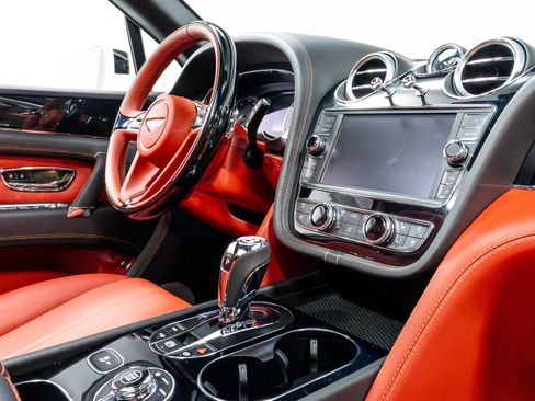 Used 2020 Bentley Bentayga V8 image 27