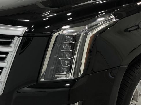 Used 2018 Cadillac Escalade Platinum AWD/4WD image 36