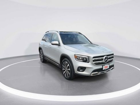 Used 2022 Mercedes-Benz GLB 250 4MATIC image 2