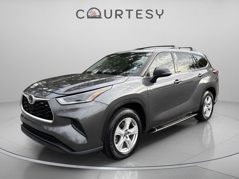 Used 2021 Toyota Highlander L image 2