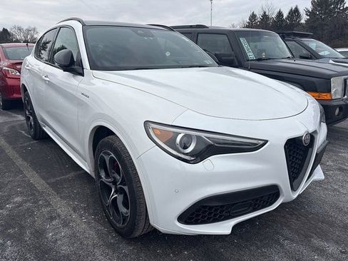Used 2022 Alfa Romeo Stelvio Veloce AWD/4WD image 3