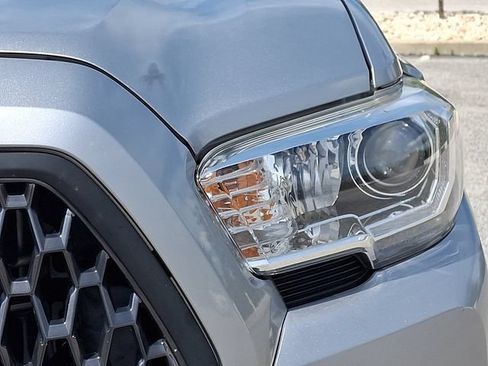 Used 2019 Toyota Tacoma TRD Sport AWD/4WD image 12