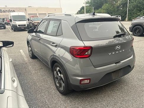 Used 2022 Hyundai Venue SEL FWD image 9