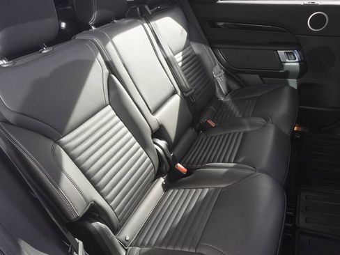 Used 2025 Land Rover Discovery S image 27