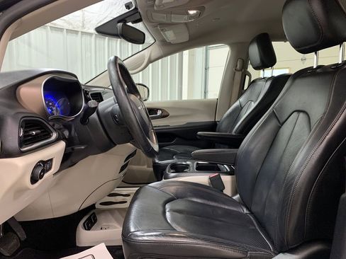 Used 2018 Chrysler Pacifica Touring-L Plus image 4