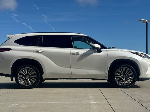 Used 2021 Toyota Highlander Platinum AWD/4WD image 7