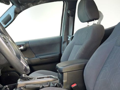 Used 2017 Toyota Tacoma TRD Off-Road image 5