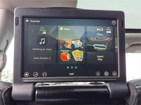 Used 2018 Chrysler Pacifica Limited image 27